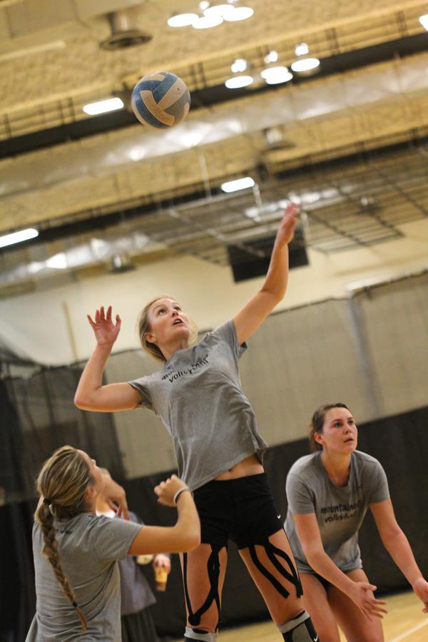 Junior Lauren Brown sets up a spike for sophomore Lauren Gray during Saturday morning's practice. Paul Heckert | The Appalachian 