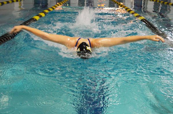 Freshman health promotion major Meredith Rawls swims butterfly during swim club practice at the Student Recreation Center. Aneisy Cardo | The Appalachian