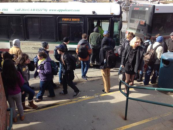 Students board the Purple Route in Raley circle. Ridership increased by approximately 10,000 passengers.  Aneisy Cardo | The Appalachian 