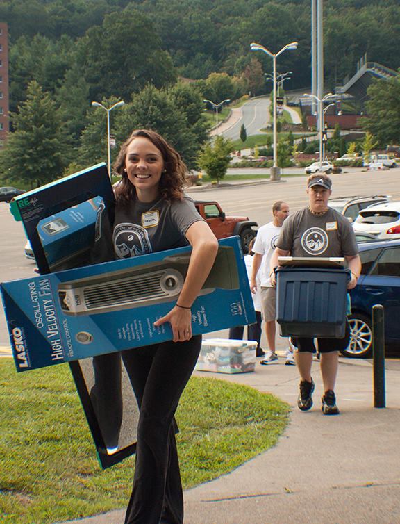 Freshman biology major Elizabeth Wimmer, left, and junior criminal justice and political science major Orren Weaver help out with Move-In Weekend at Belk Residence Hall on Friday.  Rachel Krauza | The Appalachian